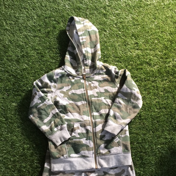 Carters Camo Sweatsuit. - Picture 2 of 3